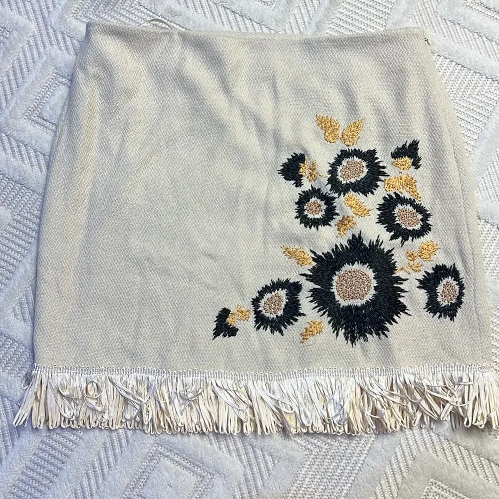 BOSTON PROPER - Floral Embroidered Raffia Fringe Mini Skirt Black/Ecru